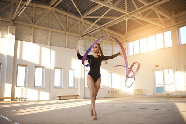 Талантливый гимнаст танцует на полу — стоковое фото