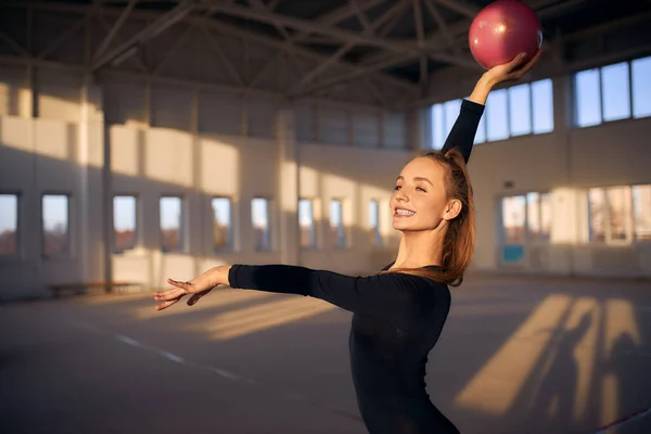 Близкий вид очаровательной гимнастки с мячом — стоковое фото