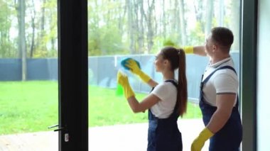 İki Kafkasyalı temizlikçi zevkle temizlik yapıyor.