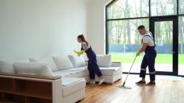 Temizlik hizmetleri ekibi iş oturma odasında