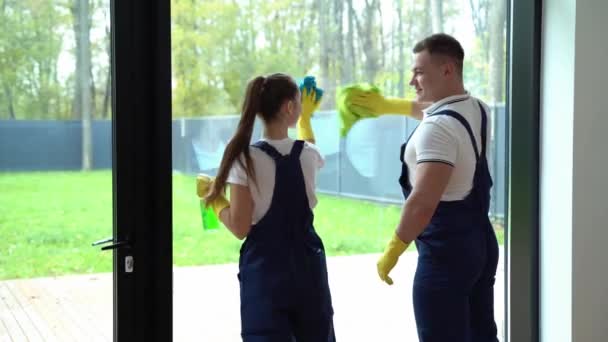 Dos limpiadores caucásicos haciendo limpieza con placer — Vídeos de Stock