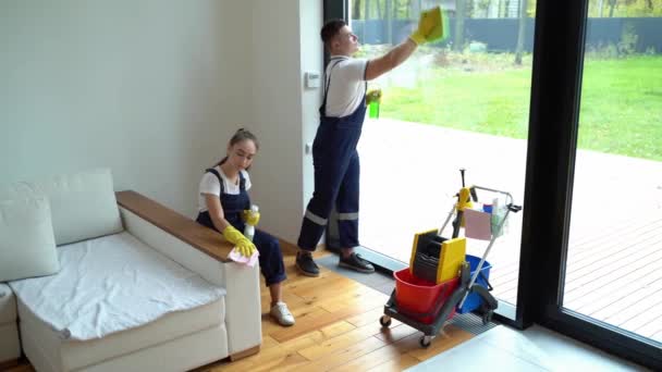 Genieten van teamwerk tijdens het schoonmaken van huis — Stockvideo