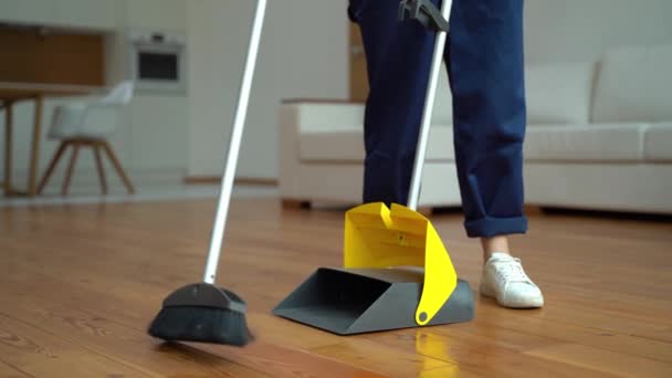 Funcionários de zeladores que fazem limpeza de molas — Vídeo de Stock