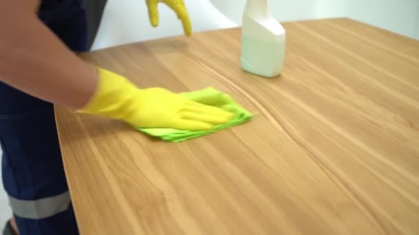 Vigoroso equipo de servicio de limpieza en cocina — Vídeo de stock