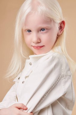 İzole edilmiş gülümseyen albino çocuk portresi