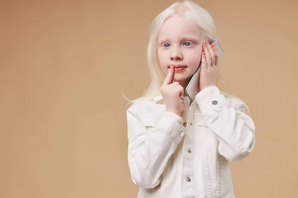 Eftertänksam drömmande barn med albinism syndrom talar i telefon — Stockfoto