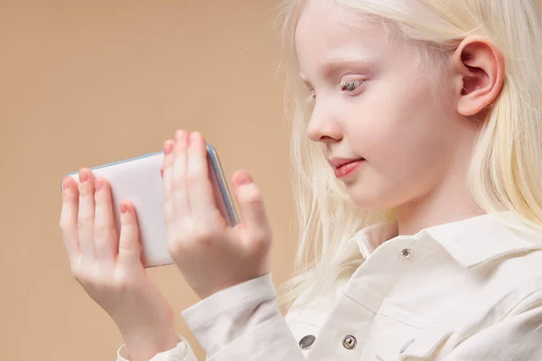 Retrato de chica albina caucásica atractiva con teléfono inteligente — Foto de Stock