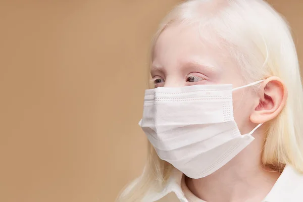 Primer plano retrato de niño enfermo en máscara —  Fotos de Stock