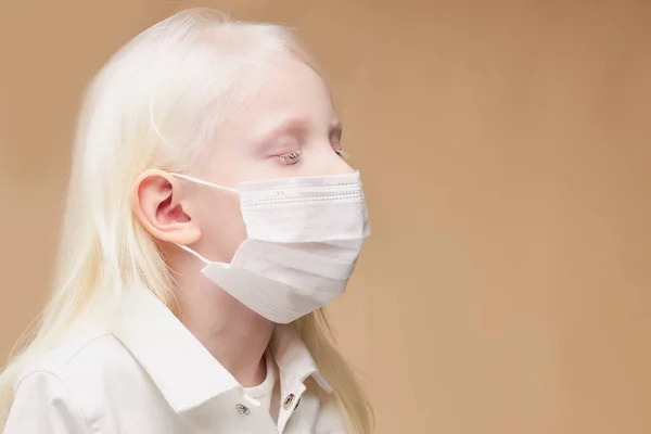 Niño albino místico enfermo en máscara aislado —  Fotos de Stock