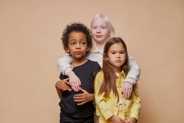 Portret van schattige diverse kinderen geïsoleerd — Stockfoto