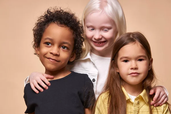 Retrato de niños positivos, niños multiétnicos — Foto de Stock