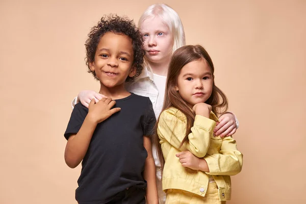 Az emberek sokfélesége. a gyermekek toleranciát és kedvességet tanúsítanak más nemzetek iránt — Stock Fotó