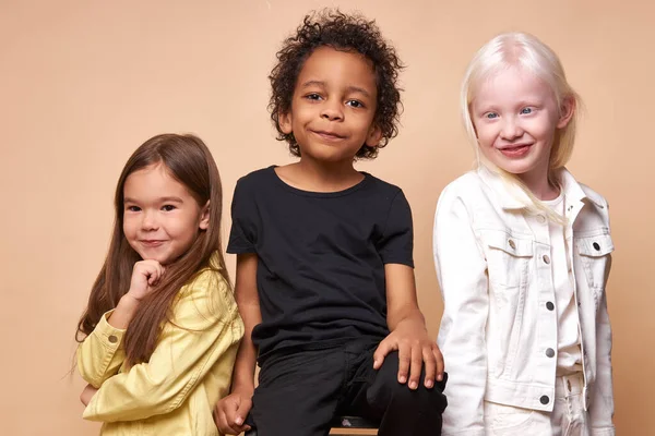 Diversos niños sonrientes positivos posando en la cámara —  Fotos de Stock