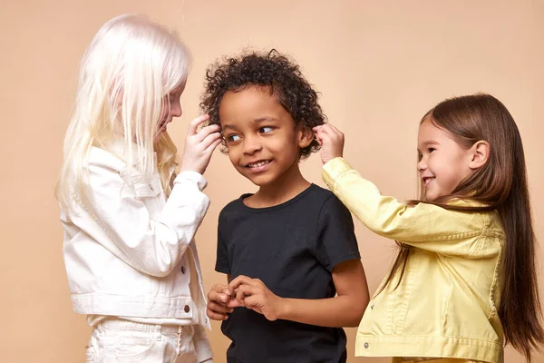 Positieve vrolijke kinderen veel plezier — Stockfoto