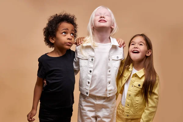 多样化的外表并不妨碍孩子们的友谊 — 图库照片