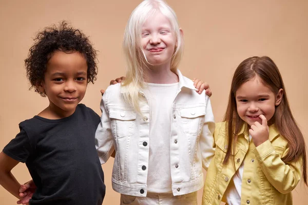Retrato de niños positivos, niños multiétnicos —  Fotos de Stock