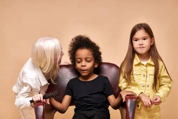 Grappige kinderen kammen haar naar elkaar — Stockfoto