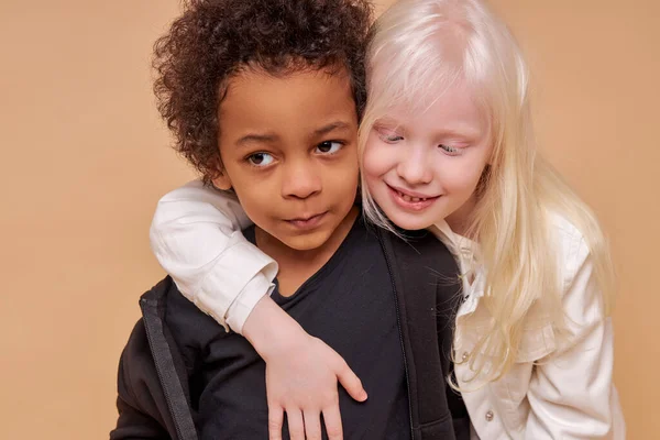 Diverse black and albino kids in love — Stock Photo, Image