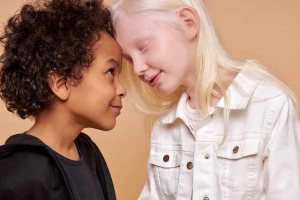 Vriendelijke kinderen, tedere Afrikaanse en albino kinderen — Stockfoto