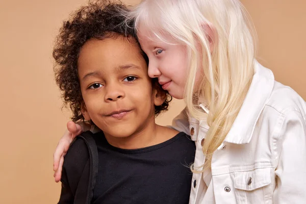 Vriendelijke kinderen, tedere zwarte en albino kinderen — Stockfoto