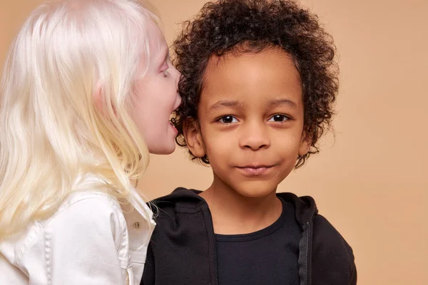 Vriendelijke diverse kinderen spelen, vertellen verhalen en geheimen aan elkaar — Stockfoto