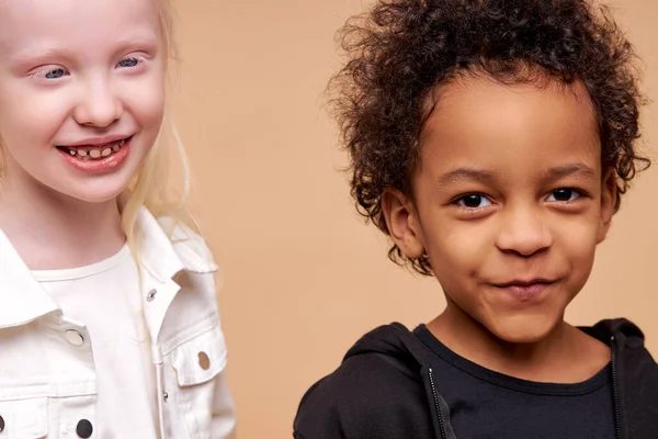 Közeli kép vidám mosolygó, különböző nemzetiségű gyermekekről — Stock Fotó