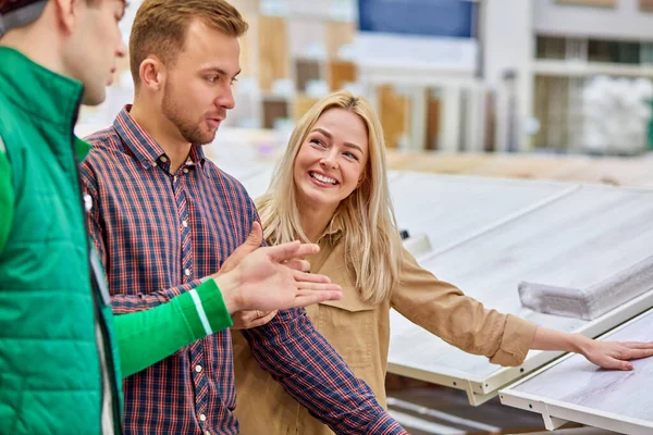 Vertriebsleiter oder Lagerarbeiter helfen Schneidern bei der Wahl — Stockfoto