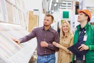 Genç beyaz bir çift piyasadaki en uygun malı arıyor.