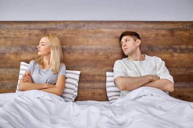 Kafkasyalı bir adam kız arkadaşını sakinleştirmeye çalışır, sorunu çözer.