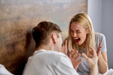 Evli çiftin ilişkisi bir kriz yaşıyor.