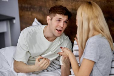 Kırgın evli çiftin tartışması, birbirine bağırması.