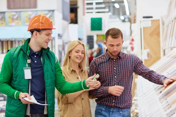 Lagerarbeiter helfen Kunden bei der Verwendung von Dokumenten — Stockfoto