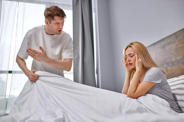 Husband and wife cannot share the bed — Stock Photo, Image