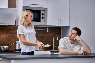 Kocanın aile cüzdanına bu kadar az para koymasına karım çok kızdı.