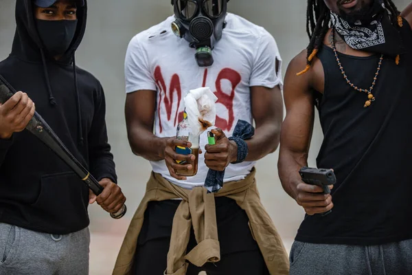 Портрет чорношкірого чоловіка, що підпалює пляшку тканиною — стокове фото