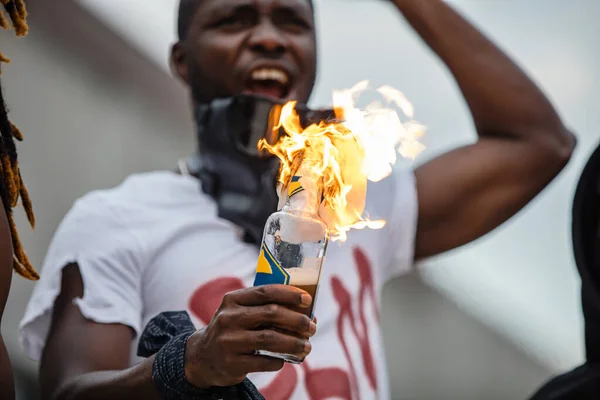 black man set fire on the bottle, protests over George Floyd death