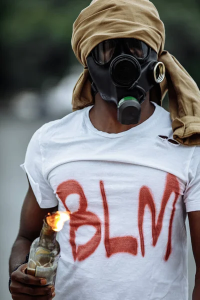 Retrato de un joven negro con máscara de gas en las calles — Foto de Stock