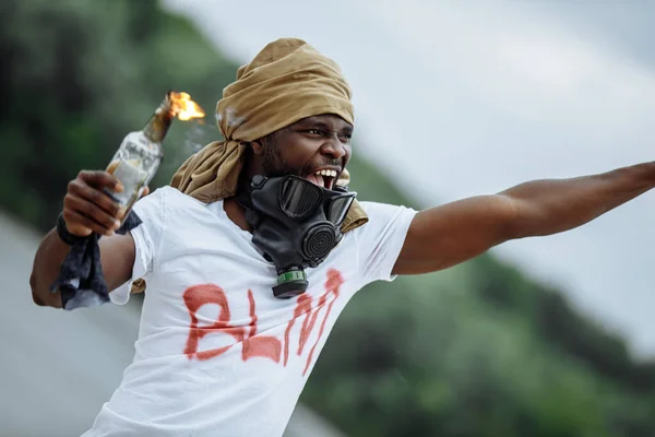 Hombre negro prendió fuego a la botella, protestas por la muerte de George Floyd — Foto de Stock