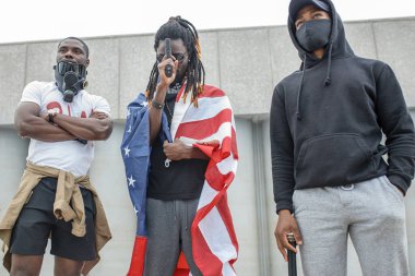 Gösteride silahlı Afroamerikan askerlerinin portresi