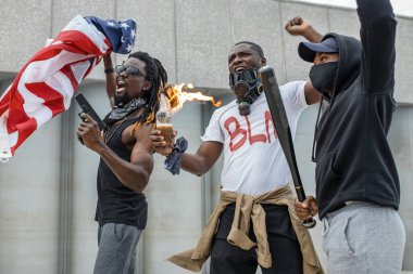 Gösteride silahlı Afroamerikan askerlerinin portresi