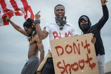 Mitingdeki kızgın Afroamerikan halkının portresi
