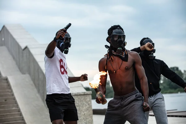 Три темнокожих человека выступают против расизма — стоковое фото