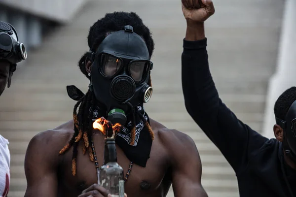 Agresszív afro-amerikai férfiak tüzet gyújtottak üvegekre az utcán, miközben demonstráltak. — Stock Fotó