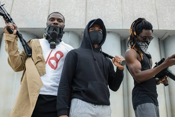 Ativistas negros armados ir em protesto anti-racismo — Fotografia de Stock