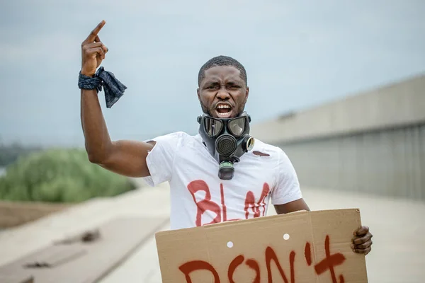 Negro está gritando en las calles mientras protesta contra el racismo — Foto de Stock