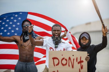 Amerika 'daki siyah protestocular pankartlarla polisten şikayet ediyorlar.