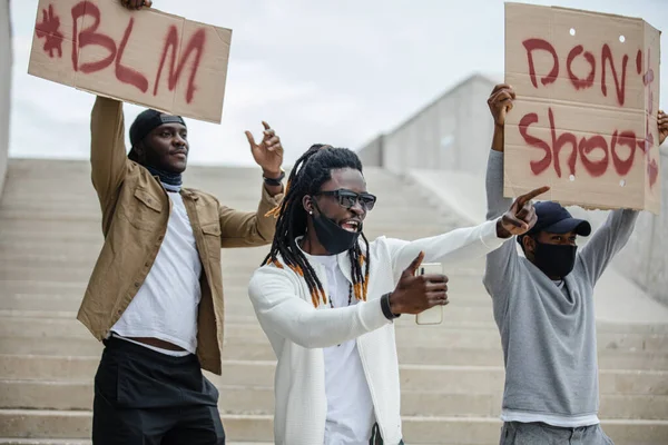 因种族歧视而暴动的非裔美国人 — 图库照片