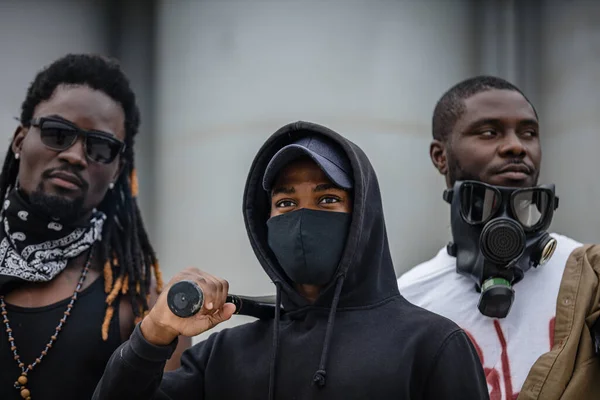 Ativistas negros armados ir em protesto anti-racismo — Fotografia de Stock