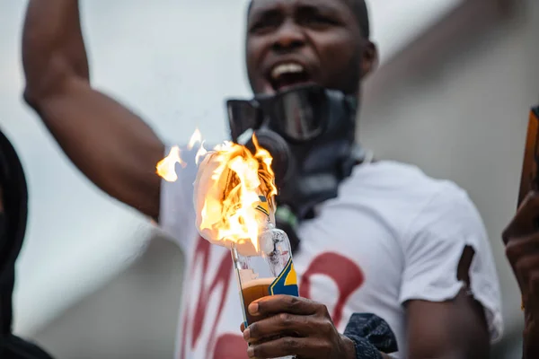 Arrabbiato africano americano uomo andando a gettare una bottiglia di fuoco — Foto Stock