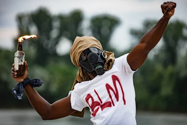 Irritado afro-americano homem vai jogar uma garrafa de fogo — Fotografia de Stock